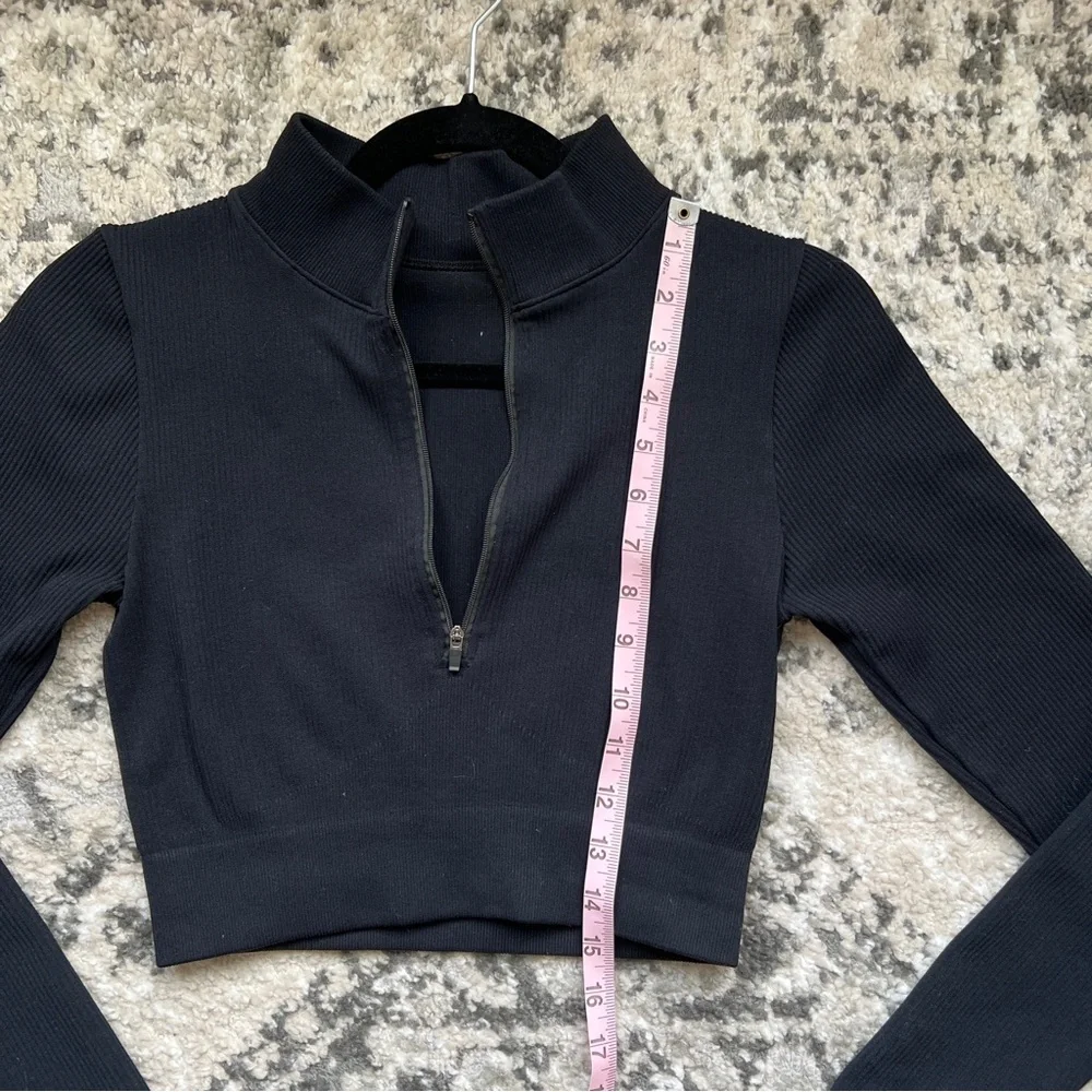 🔥Black Ribbed Zip-Up Crop Top - Picture 8 of 12